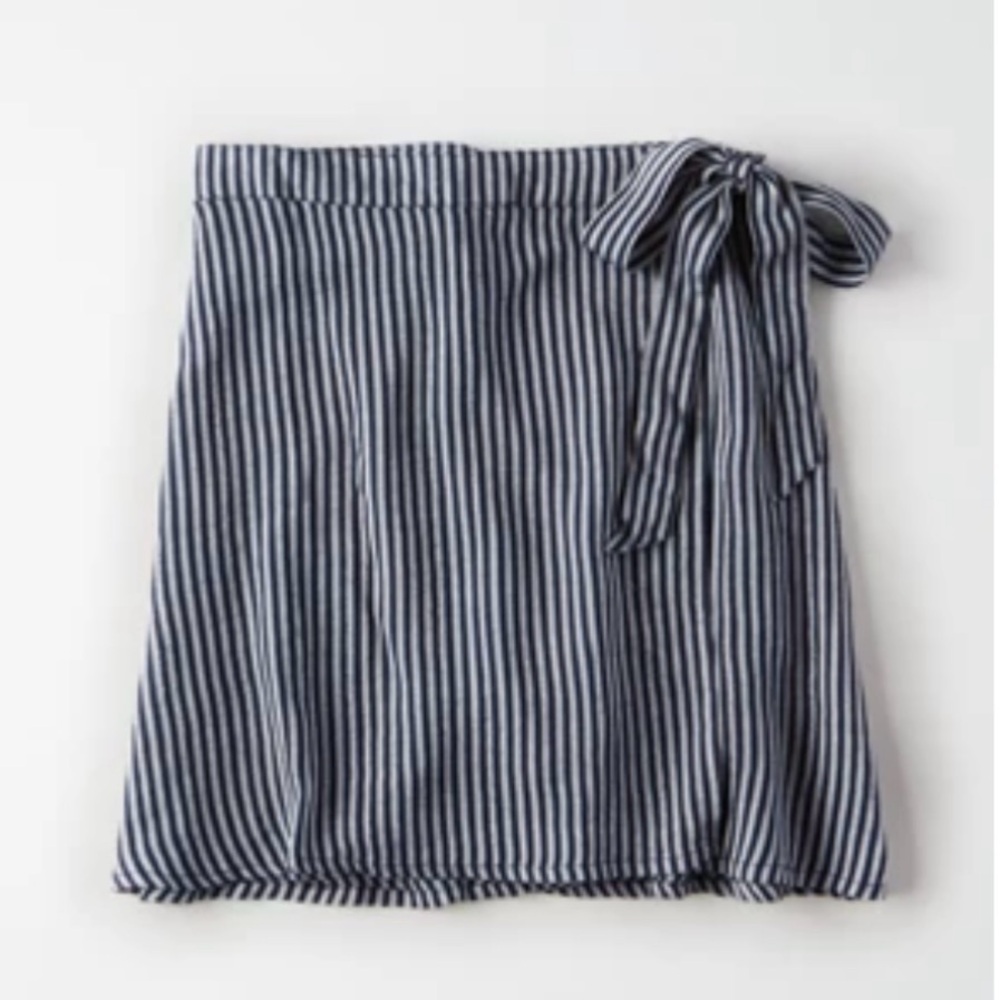 American Eagle High Waisted Tie Wrap Mini Skirt Women’s size M Navy Stripe